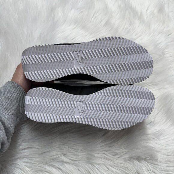 Nike Cortez Nylon Black White Womens Shoes DZ2795-001 VNDS Sz 6.5 - Picture 6 of 7